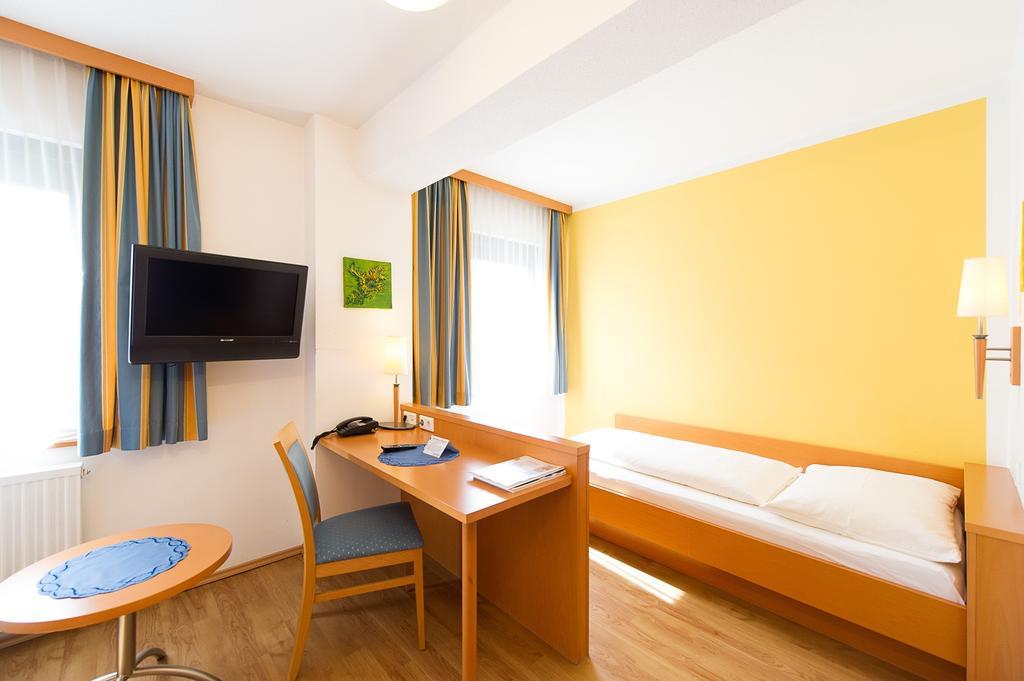Gasthof Turmwirt Murzhofen Room photo